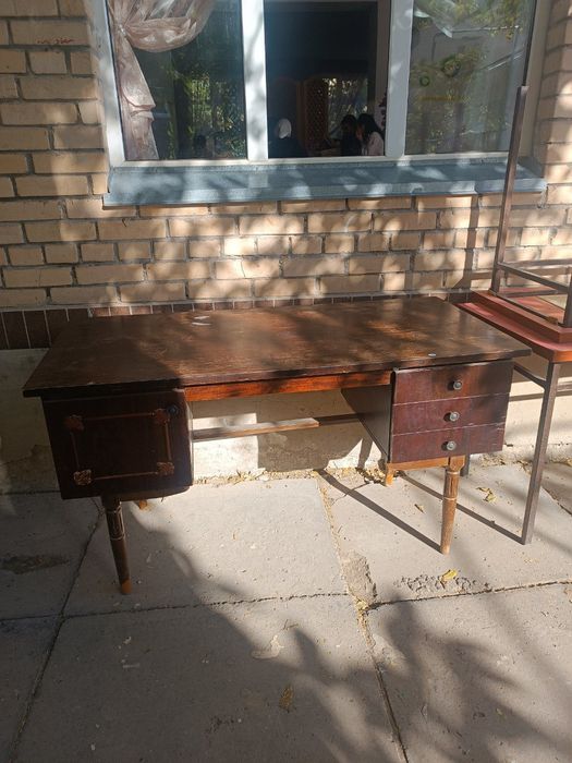 Стол большой,крепкий