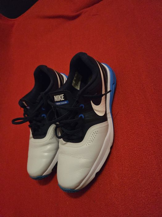 Vand adidasi nike