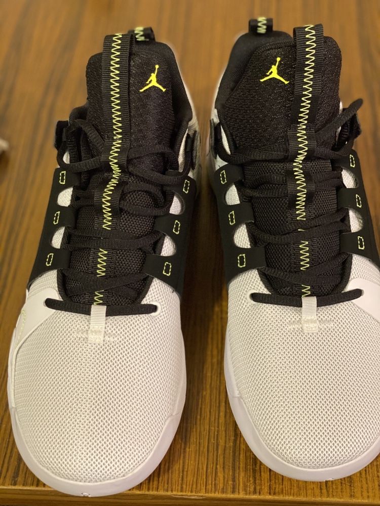 JORDAN ZOOM Zero Gravity Black White Volt