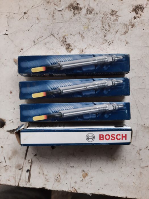 Vand 4 buji Bosch noi nefolosite pt ford.