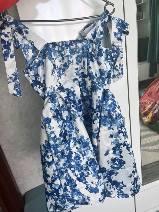 Дамска рокля в синьо и бяло