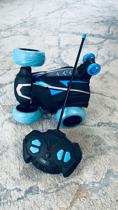 Masina cu telecomanda cu lumini care se roteste