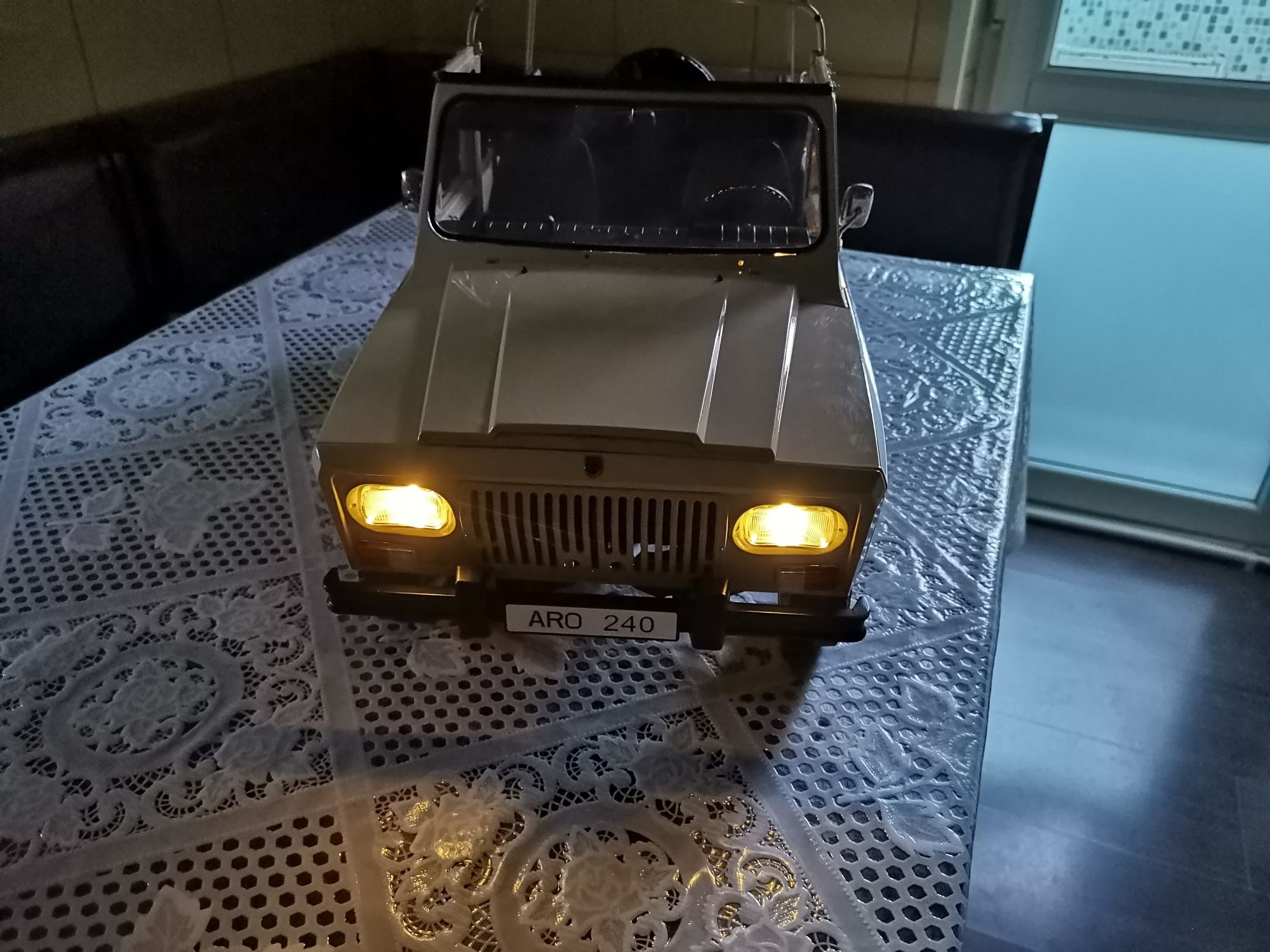 Macheta Aro 240 scara 1/ 8, completă, impecabilă, dacia 1300