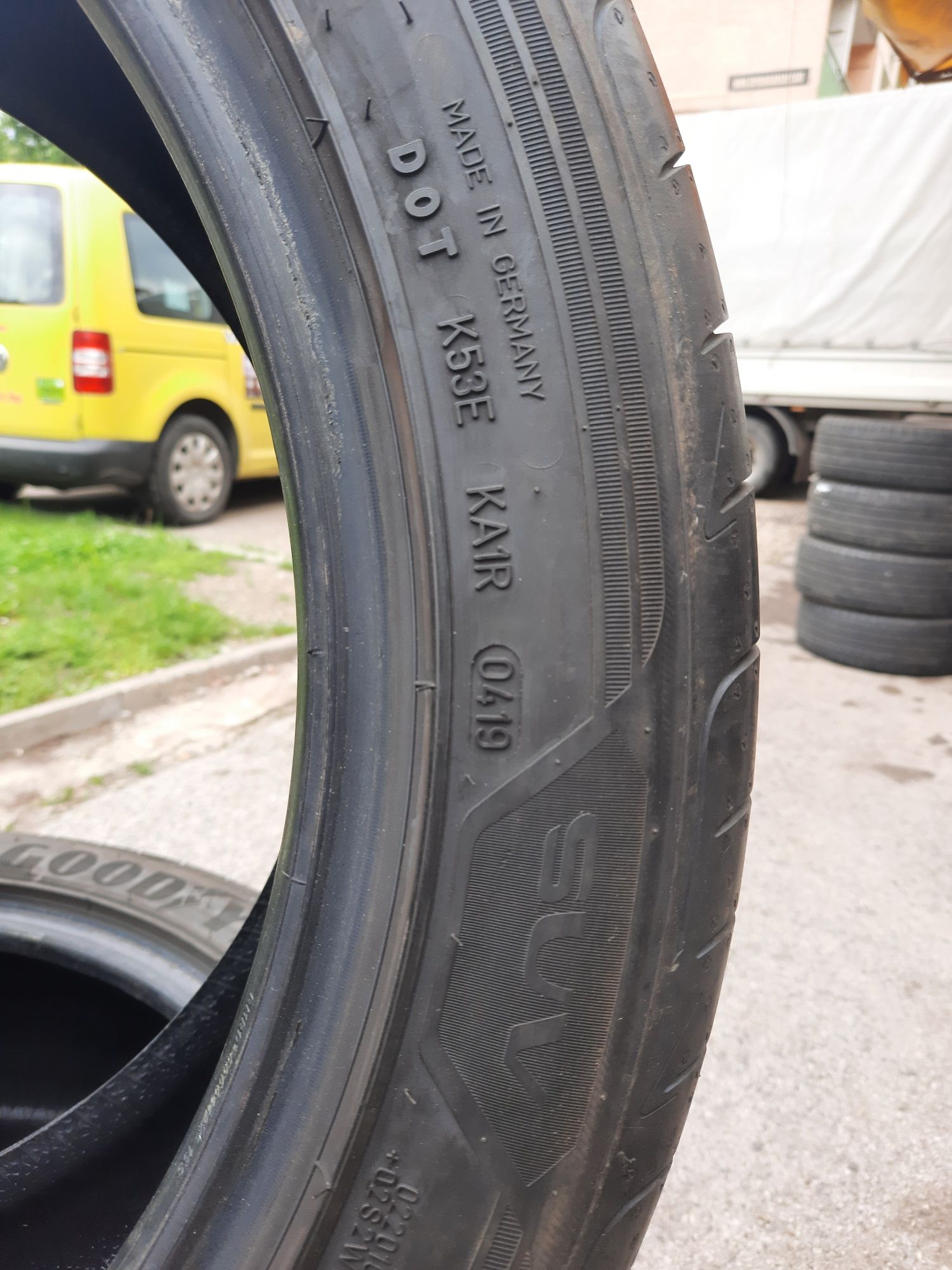 Продавсм 2 летни гуми 255/45/19 Goodyear