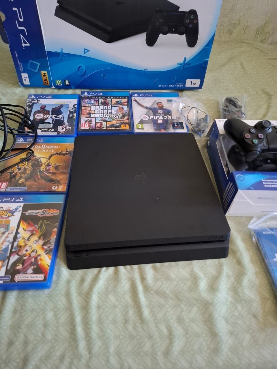 Ps4  -  5 игр на дисках  - 2 джостика