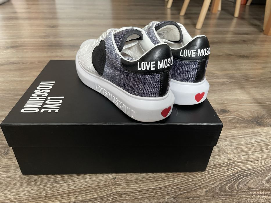 36 н-р Бели кецове Love Moschino