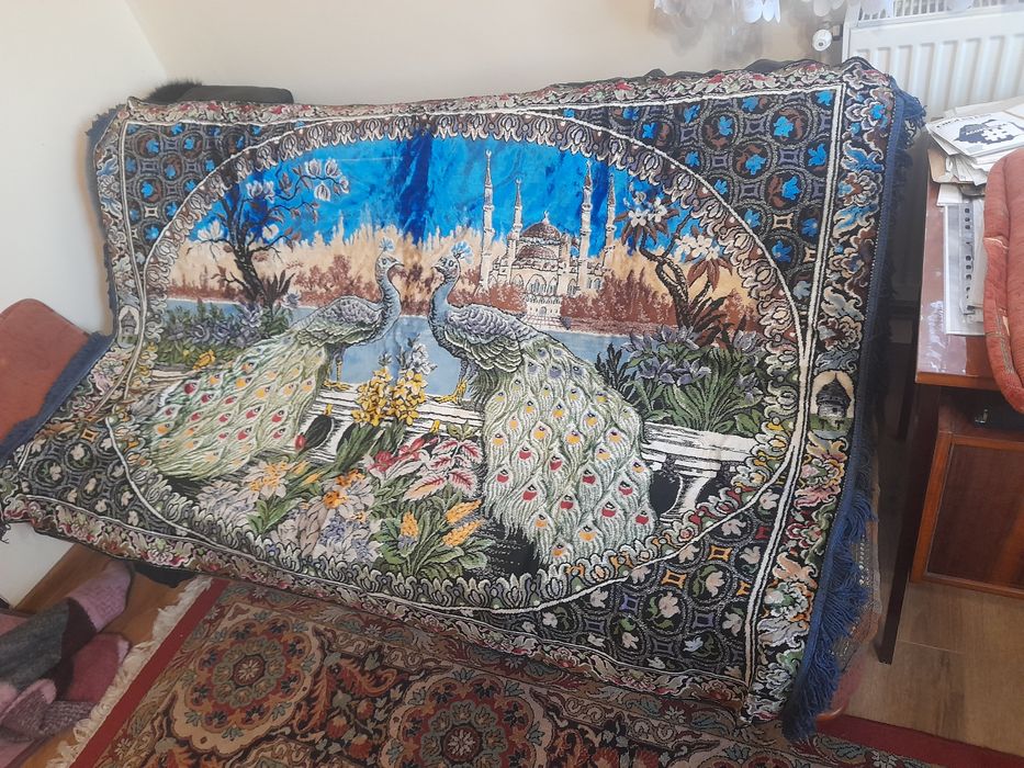 Carpeta cu Isus Hristos și păuni