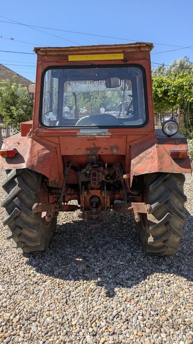 Tractor 445 cu plug in stare de funcționare și remorcă două tone