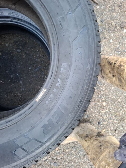 Vand 2 anvelope 215 70 15 c pireli de iarna