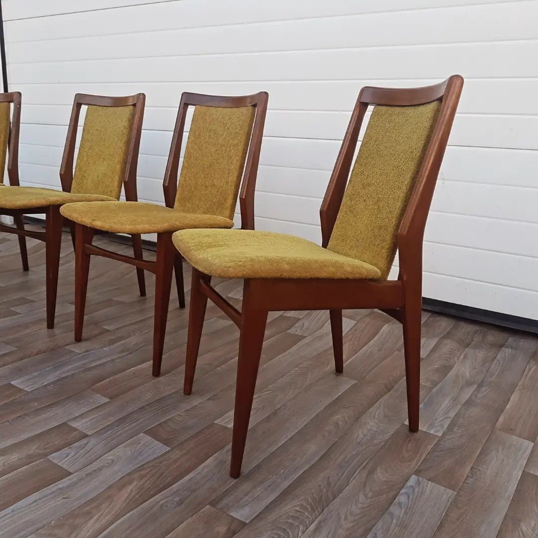 Уникални Винтидж столове от 60те от тиково дърво с изящни детайли.
Сти