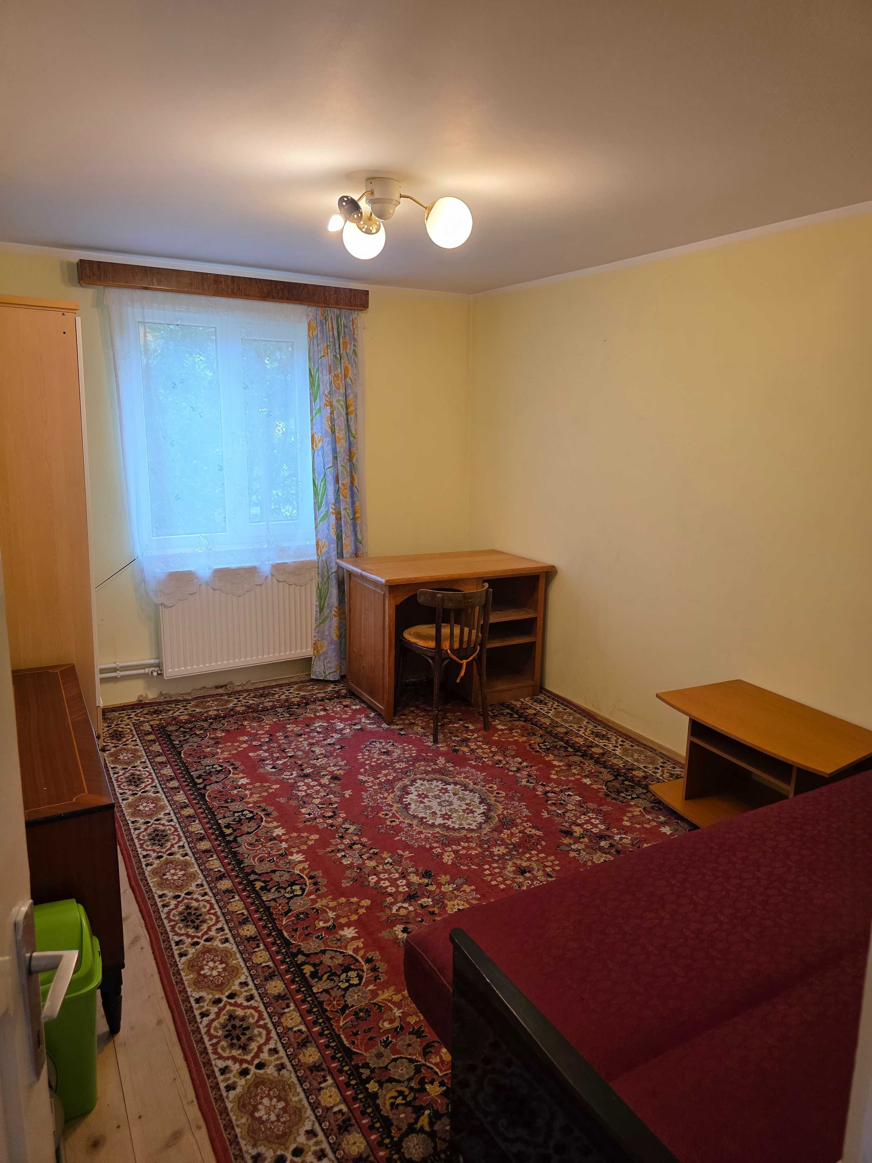 Inchiriez CASA in Radauti langă Casa de Cultura 300€