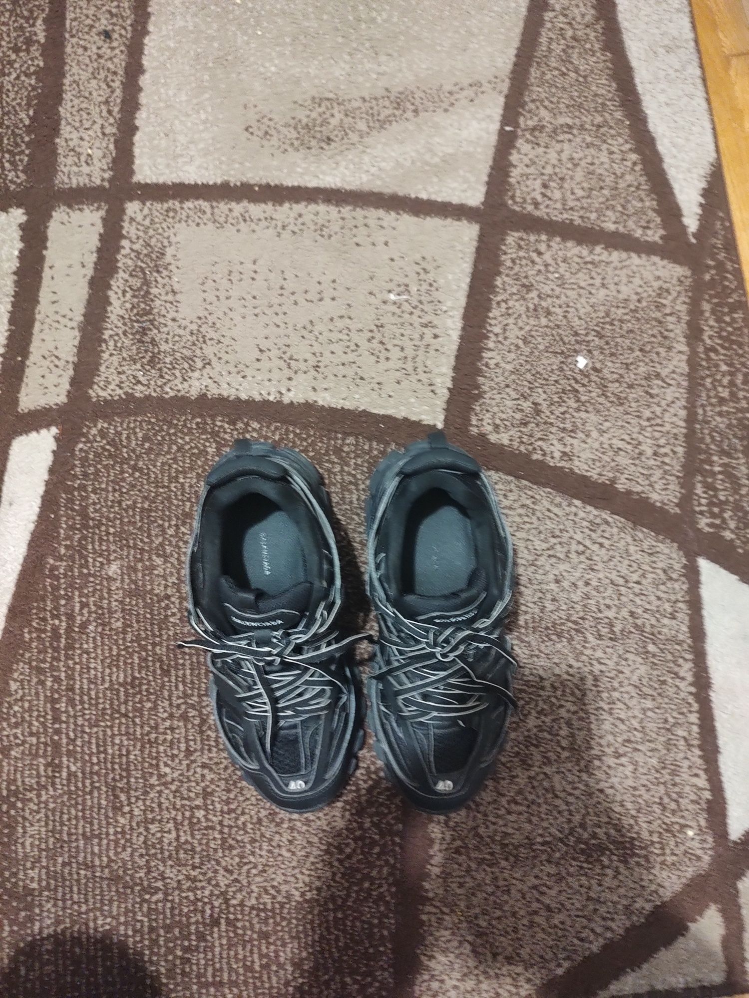 Продавам Balenciaga track