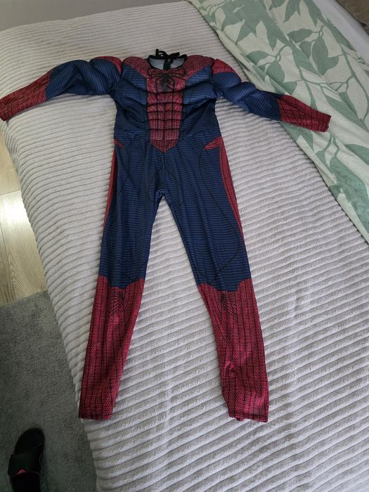 Vand costum Spiderman cu muschi