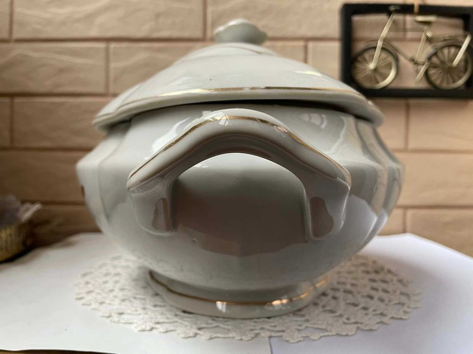 Красив голям и стар български супник на Изида с рисувани шипки