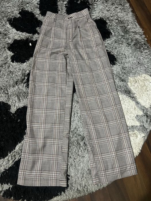 Vând pantaloni de damă eleganți.