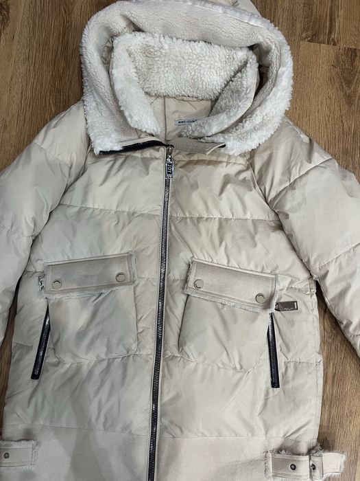 Дълго зимно яке в бежово.