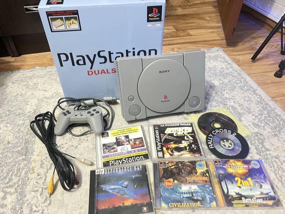 Playsation 1 в отличном состоянии в одниз руках с 1999 года