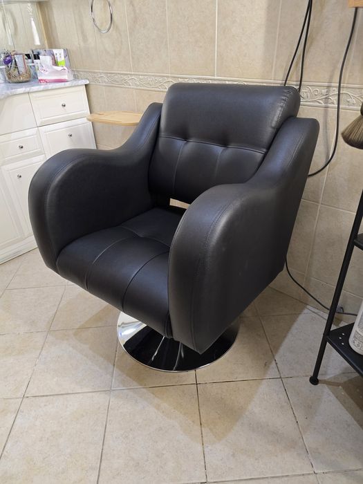 Парикмахерское кресло и мойка.