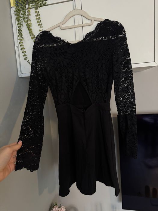 Къса черна рокля с дантела About you