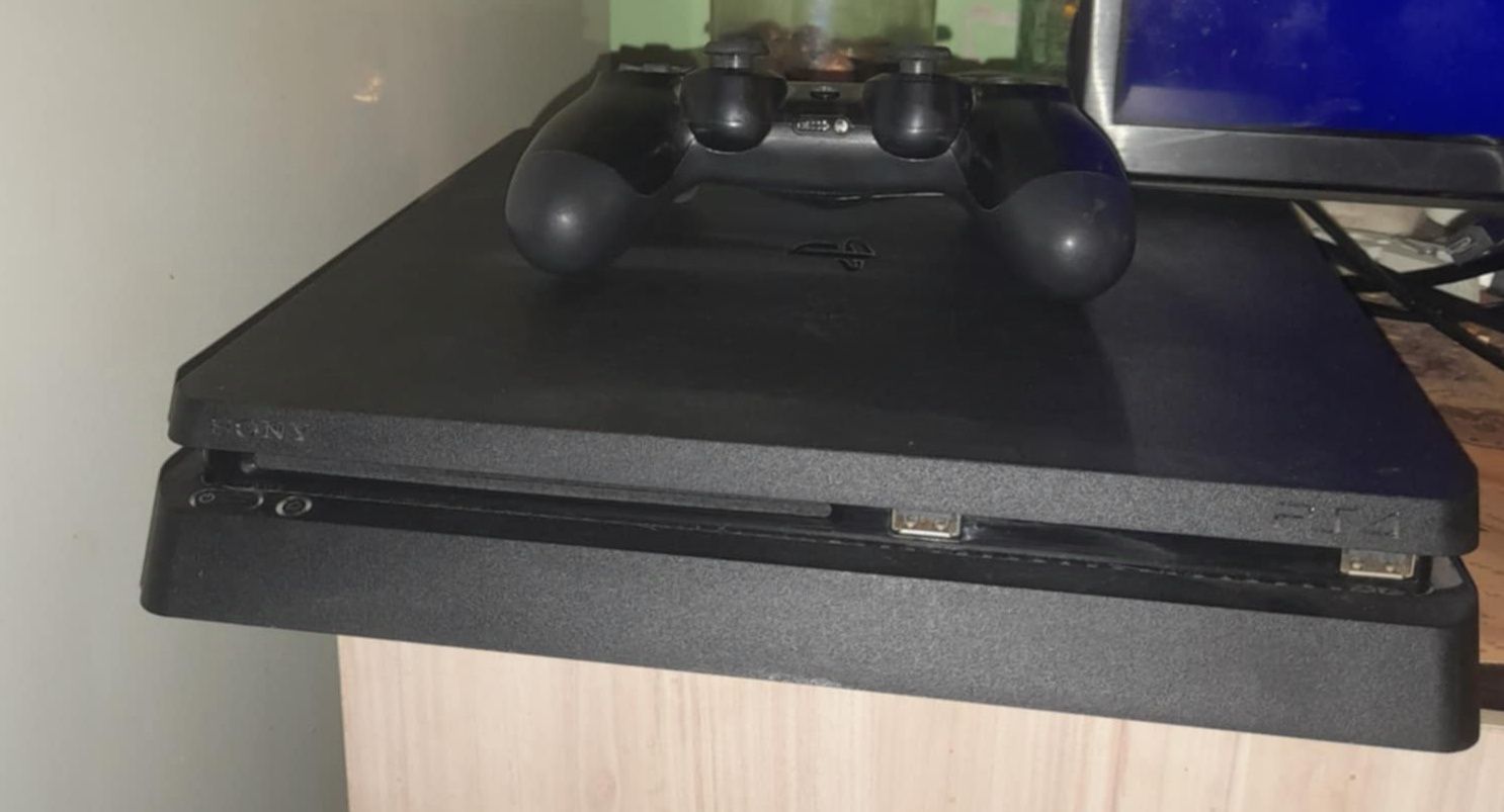 PS4 slim + 8 игри = 370лв