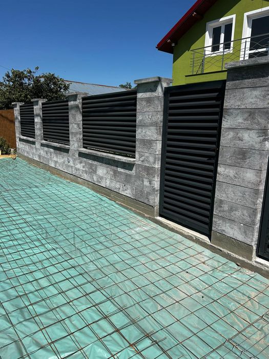 Garduri și porți stil jaluzea sipca metalică tabla cutata