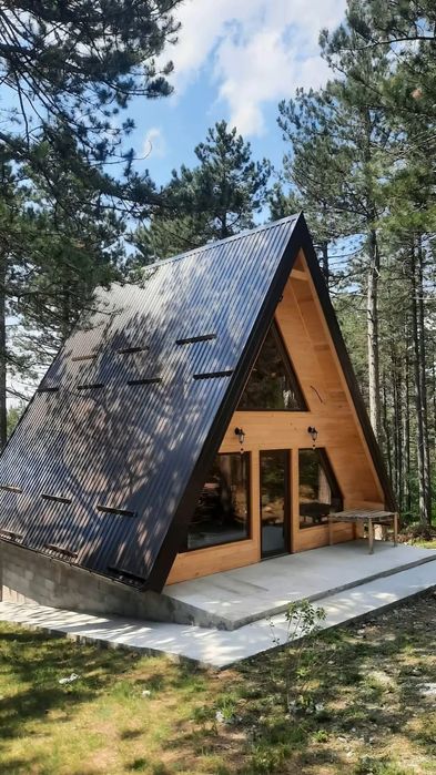 Executam case si cabane A-frame