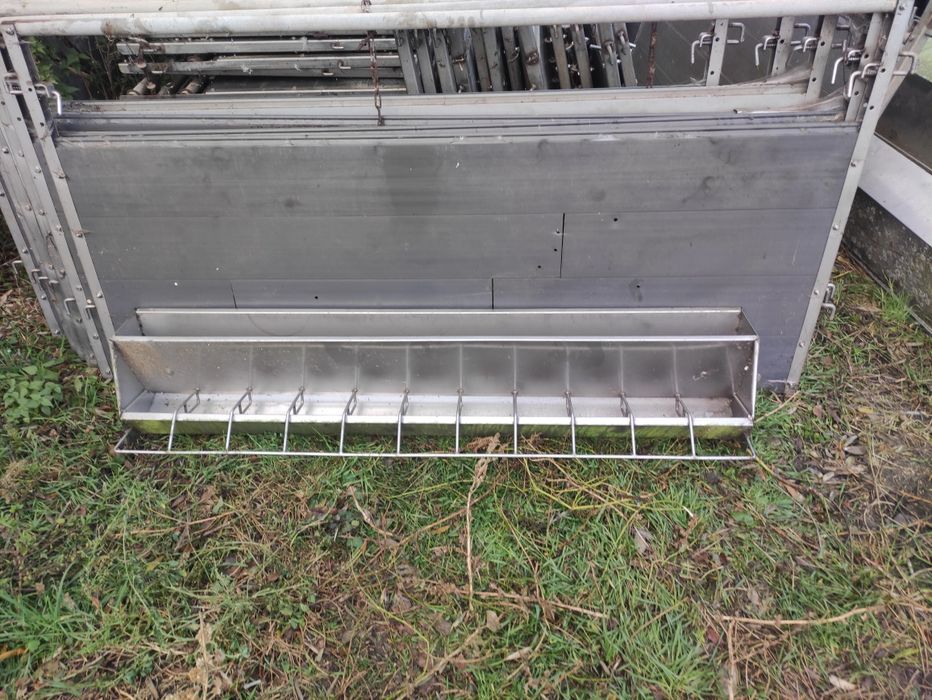 Hranitoare porci boxa fatare