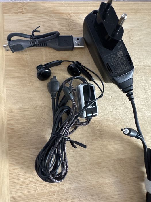 Set nou incarcator Nokia + casti + cablu date micro USB originale