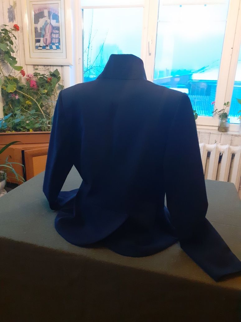 Продам женскую одежду,жакеты.