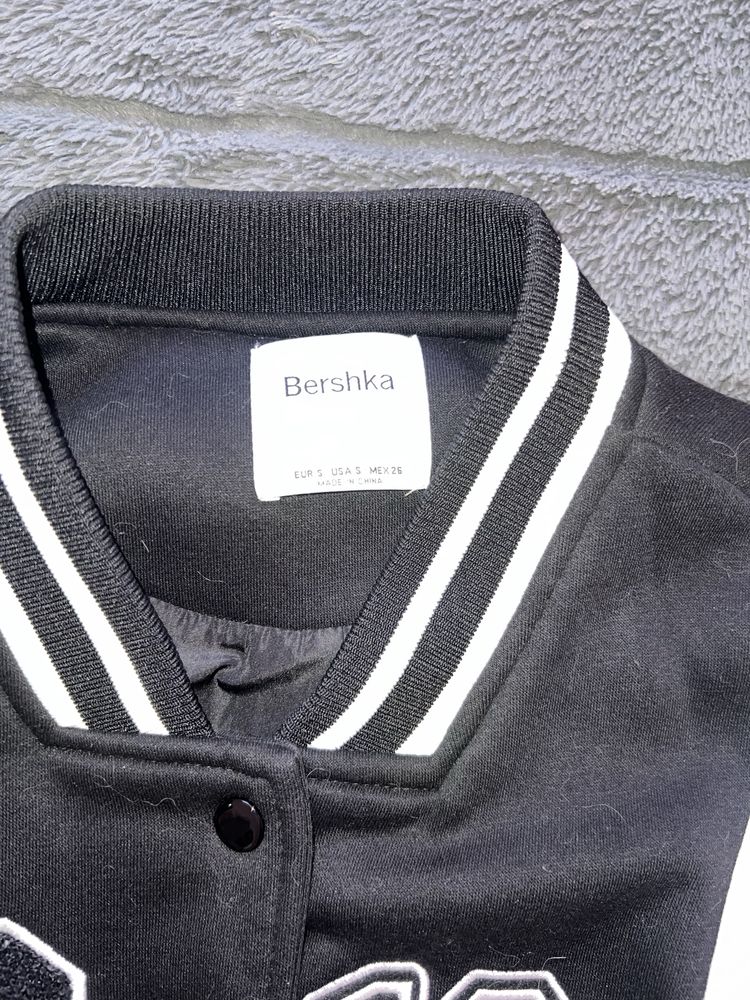 Продавам яке Bershka