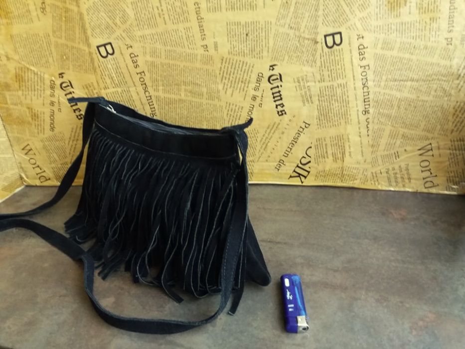 малка черна велурена чанта с ресни-естествена кожа