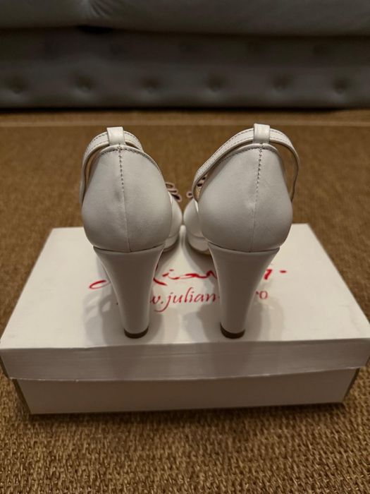 Pantofi albi cu fundita roz, piele naturala.