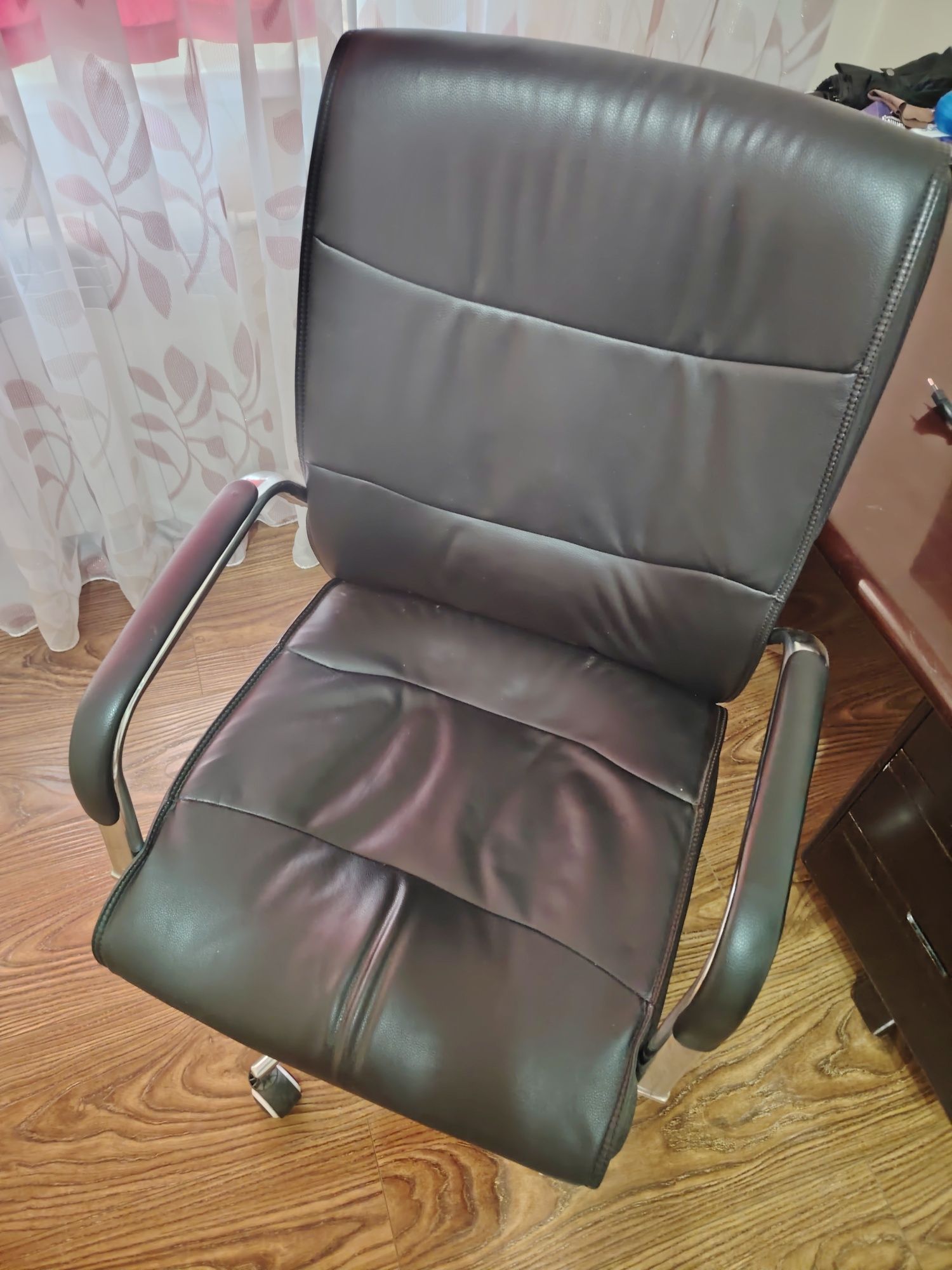 Продам кожаное кресло, офисный стол и монитор LG