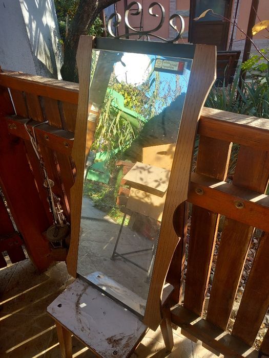 Oglinda cu ramă de fier forjat și lemn