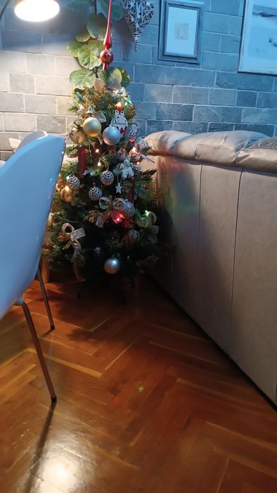 Коледна елха със златни връхчета