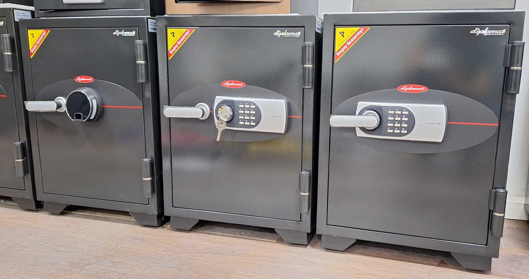 Средне размерные огнестойкие сейфы Diplomat модель 060. Made In Korea