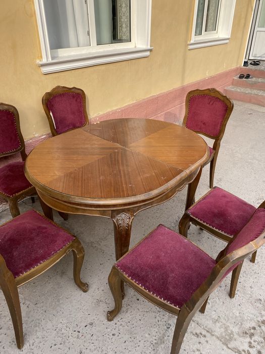 продается стол и стулия ношки ливинний антиквар нормалном состоянийизо