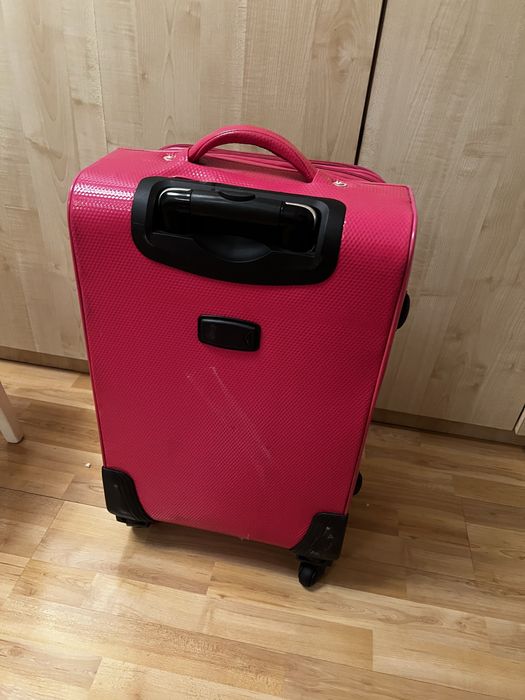 Чемодан розовый на колесиках