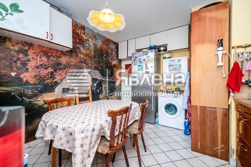 Голям тристаен апартамент в центъра на София