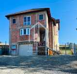 Schimb casa cu 5 camere, 195 de mp si garaj, cu Apartament Nou