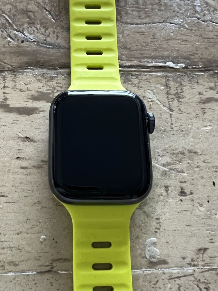 Часовник Apple IWatch SE в идеално състояние