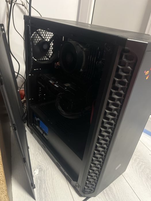 Vand pc cu ryzen 5 3600x NU TRIMIT!