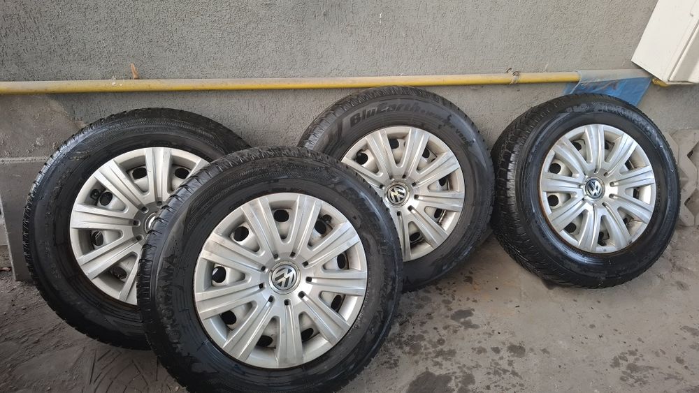 Vând anvelope iarnă  Yokohama 215 65 R16 cu jante tablă Volkswagen  5×