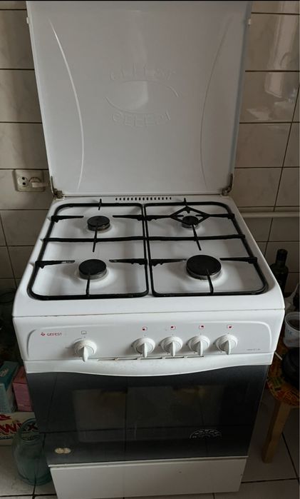 Продам газовую плиту , холодильник