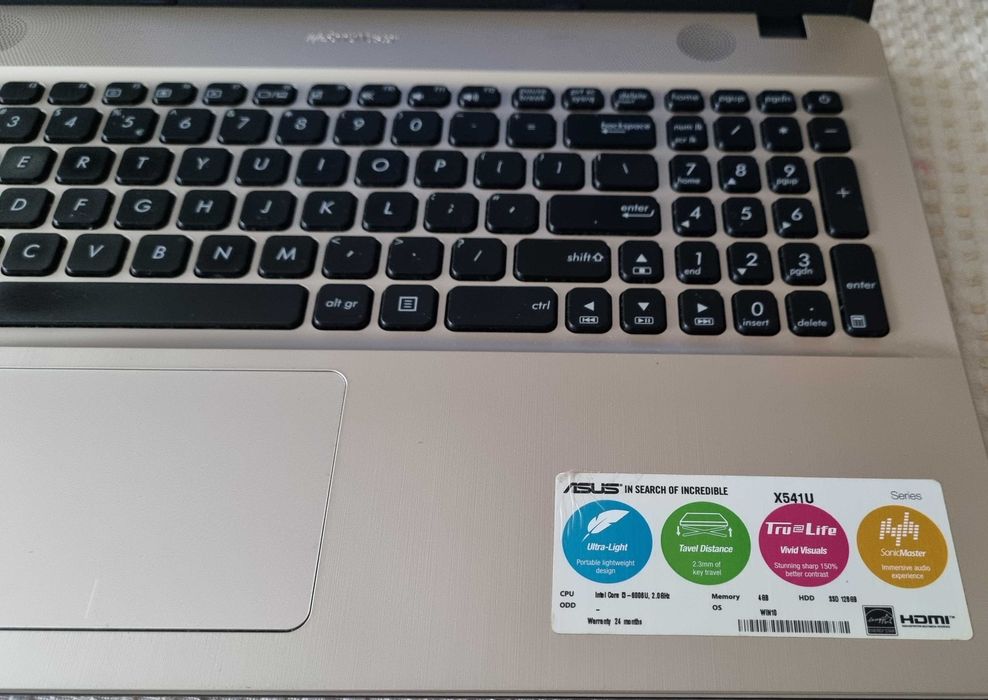 Laptop Asus, procesor Intel I3, Video dedicata 2GB, 8GB ram, 256 SSD.