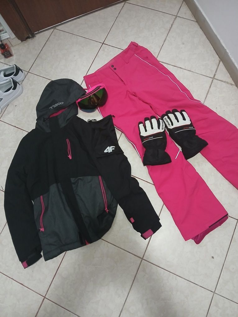 Kit costum sky O'Neill. Dama roz
Vând kit costum sky impecabil aproape