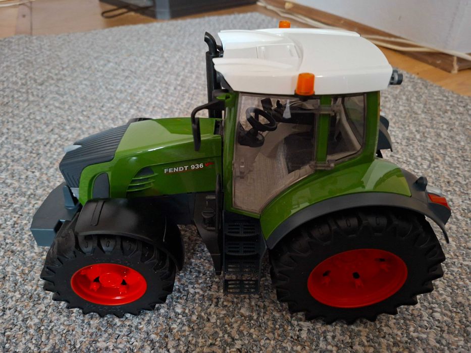 Tractor fendt vario 936 de la bruder si set de om in construxti