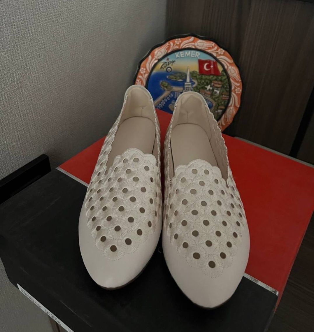 Продам белые удобные туфли Корея новые