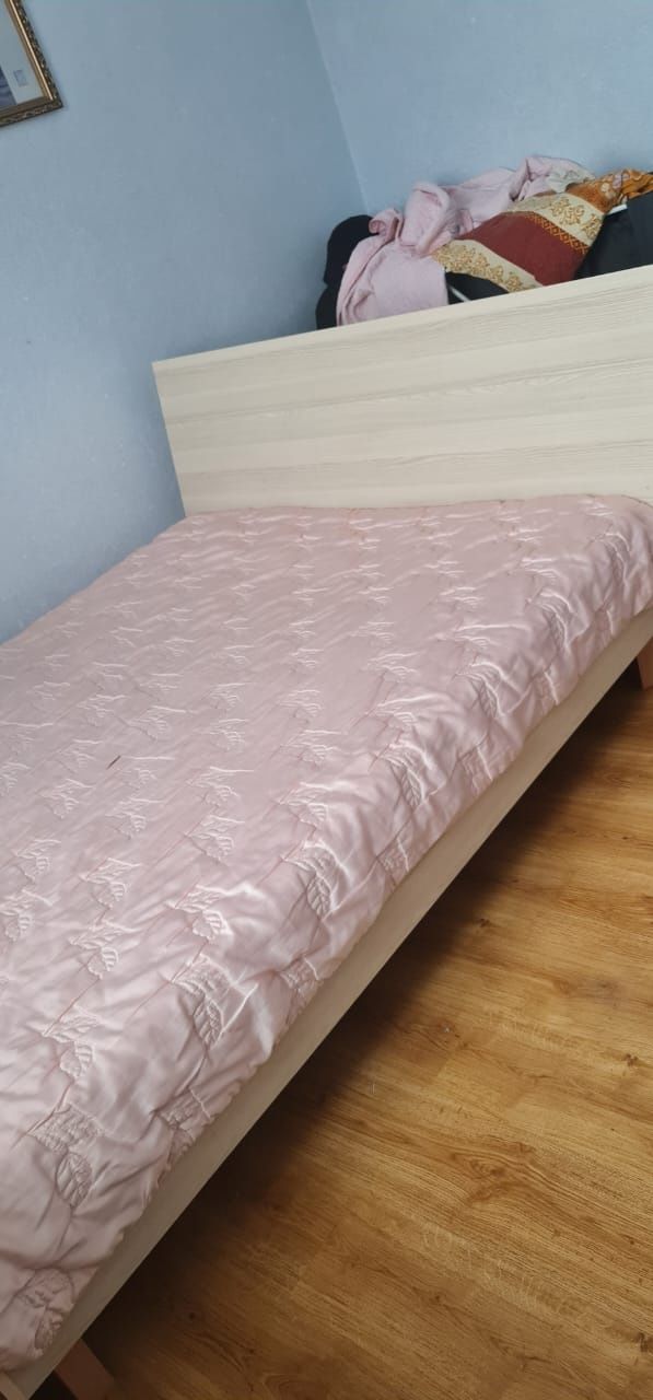 Продам двуспальную кровать с тумбочками