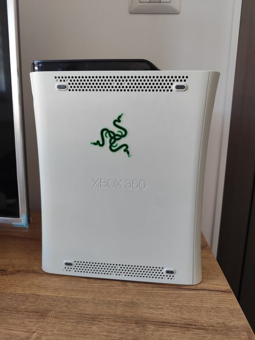 Vand XBOX360 Arcade + 2 jocuri originale FABLE 2+3